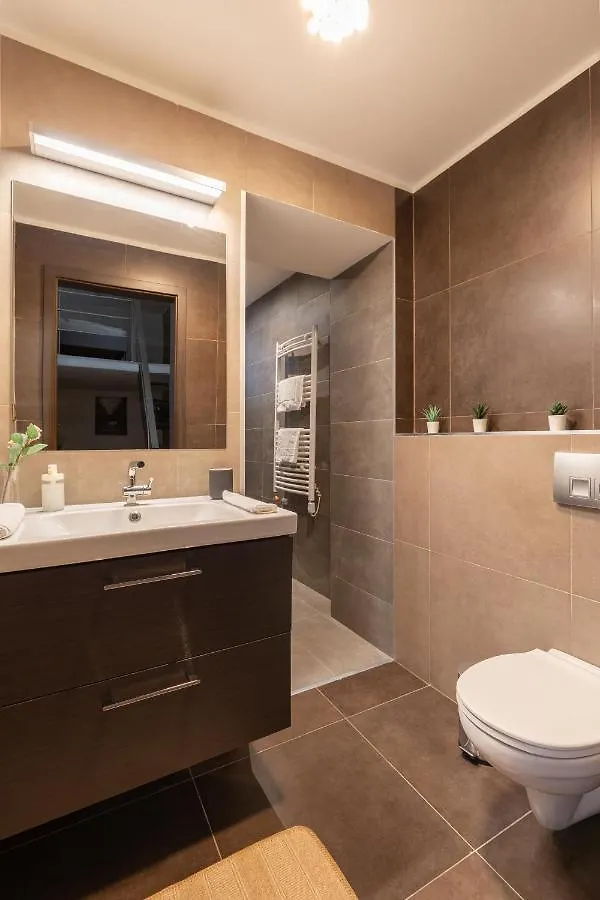New, Centrally Located, But Quiet 4 Sleeper Budapeste Apartamento