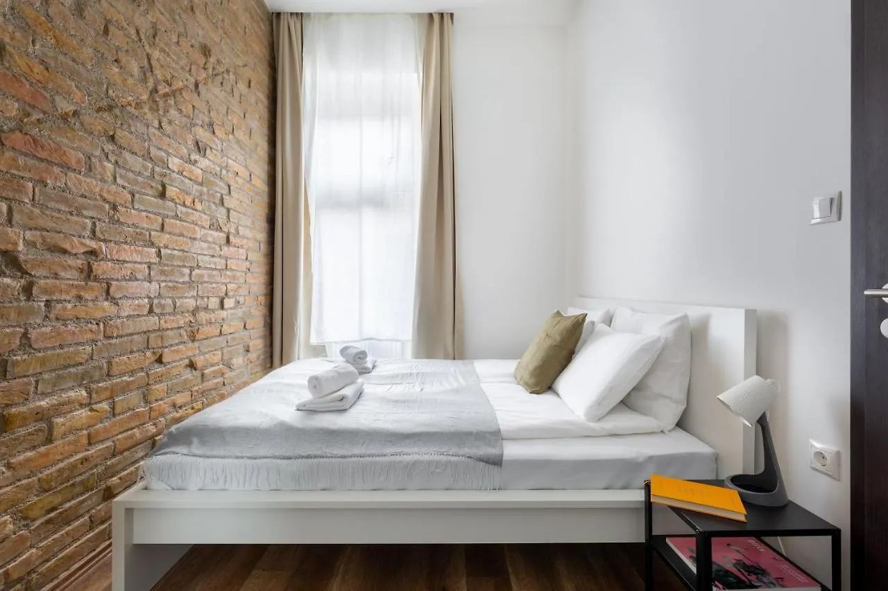 New, Centrally Located, But Quiet 4 Sleeper Budapeste