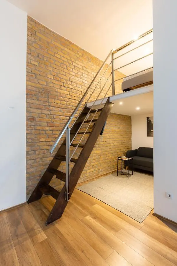 New, Centrally Located, But Quiet 4 Sleeper Budapeste Apartamento