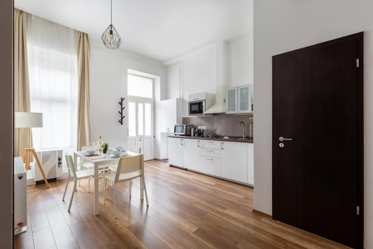 New, Centrally Located, But Quiet 4 Sleeper Budapeste 0*,  Hungria