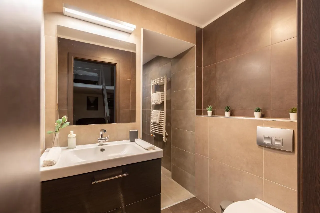 New, Centrally Located, But Quiet 4 Sleeper Budapeste Apartamento
