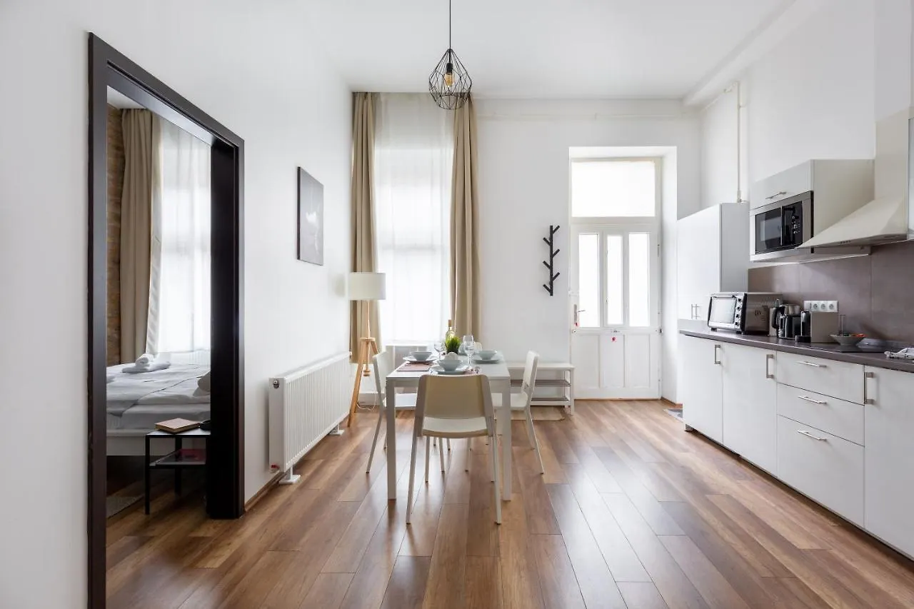 New, Centrally Located, But Quiet 4 Sleeper Budapeste Hungria