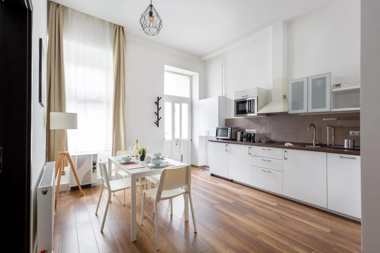 Apartamento New, Centrally Located, But Quiet 4 Sleeper Budapeste